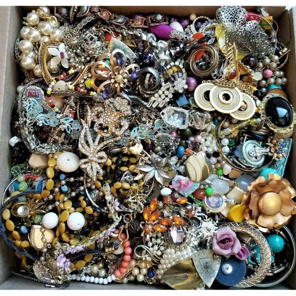 3 LBs Vintage to Now Jewelry Lot- MYSTERY BOX- wearable repair junk crafts - Picture 6 of 8